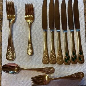 Elegant Gold Flatware Set
Farberware set of 6
Christmas 🎄 flatware